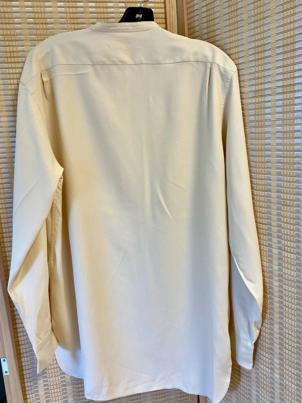 UNIQLO NWT Women’s Cream Button-Front Collarless Shirt by Christophe Lemaire.